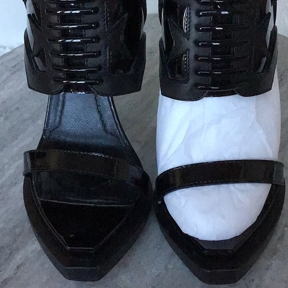 GIVENCHY BLACK PATENT AND MATTE LEATHER CALFSKIN PUMPS. - Picture 6 of 14